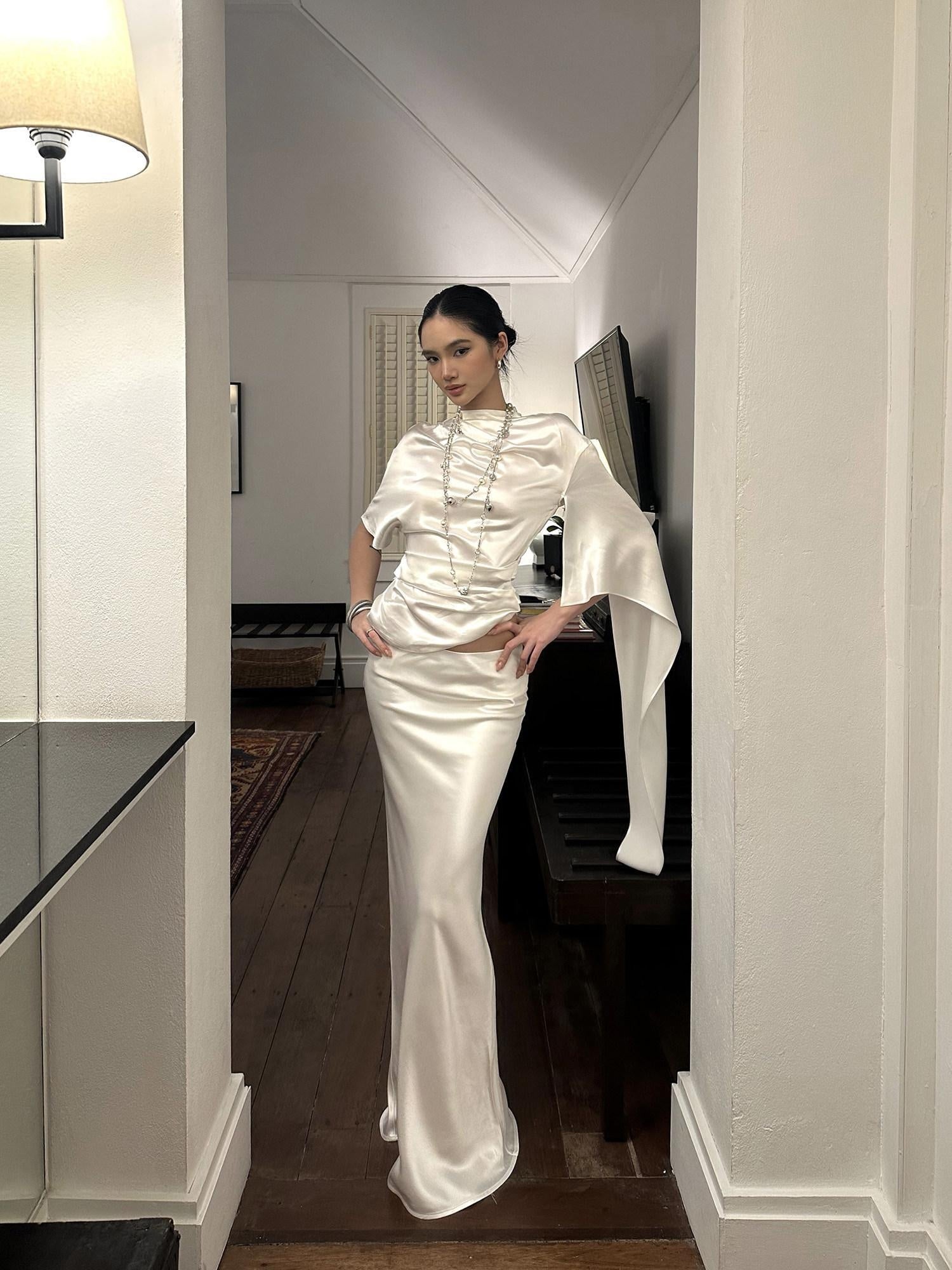 rovente Elegant Slim Woven White Short Sleeve Stand Collar Women Banquet Top & Skit Sets