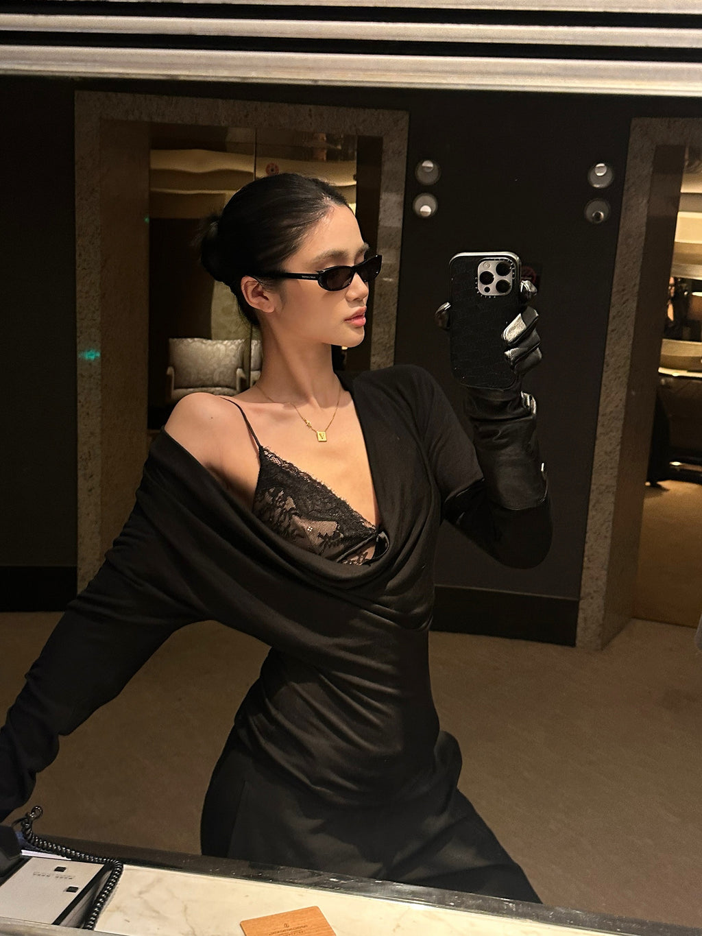 rovente_Slim_Waist_Minimal_Lyocell_Wool_V-neck_Black_White_Long_Sleeve_T-Shits_MISSTT