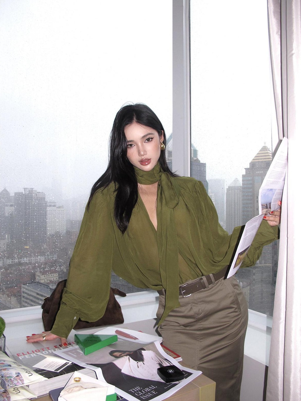 rovente Lightweight Minimal Commuter Loose V-neck Solid Green Pullover Longsleeve Blouses