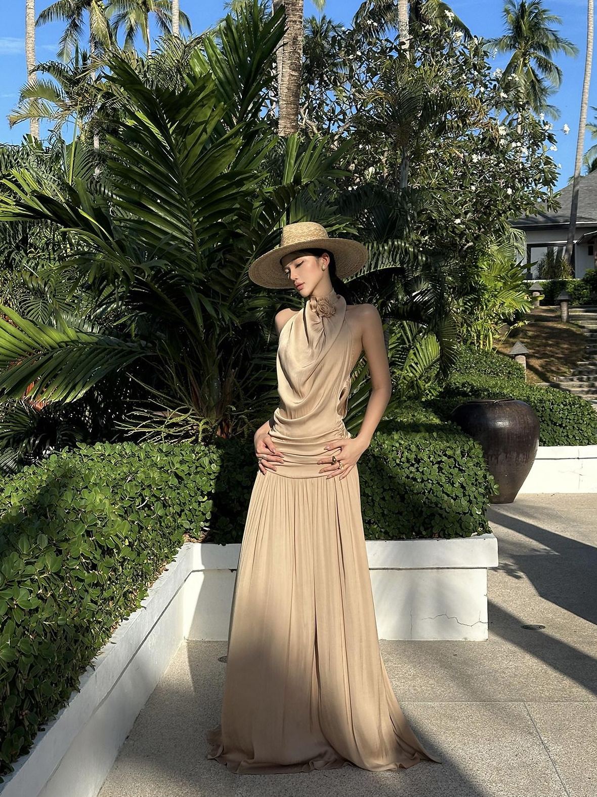 rovente Elegant Halter Neck Slim Fit A Line Solid Polyester Party Travel Maxi Desses