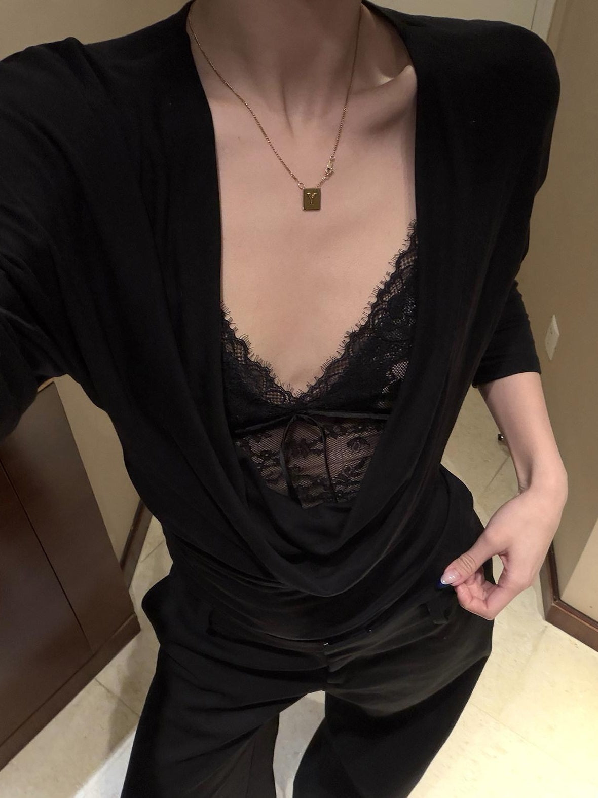 rovente Slim Waist Minimal Lyocell Wool V-neck Black White Long Sleeve T-Shits