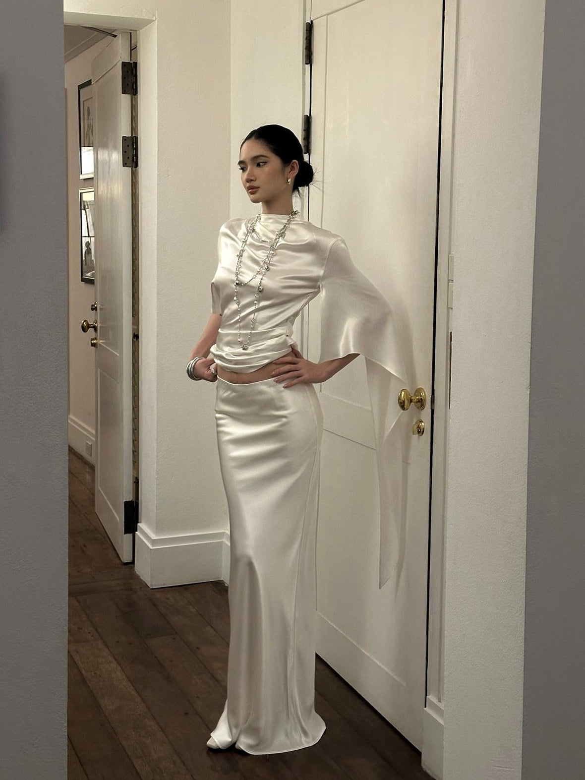 rovente Elegant Slim Woven White Short Sleeve Stand Collar Women Banquet Top & Skit Sets