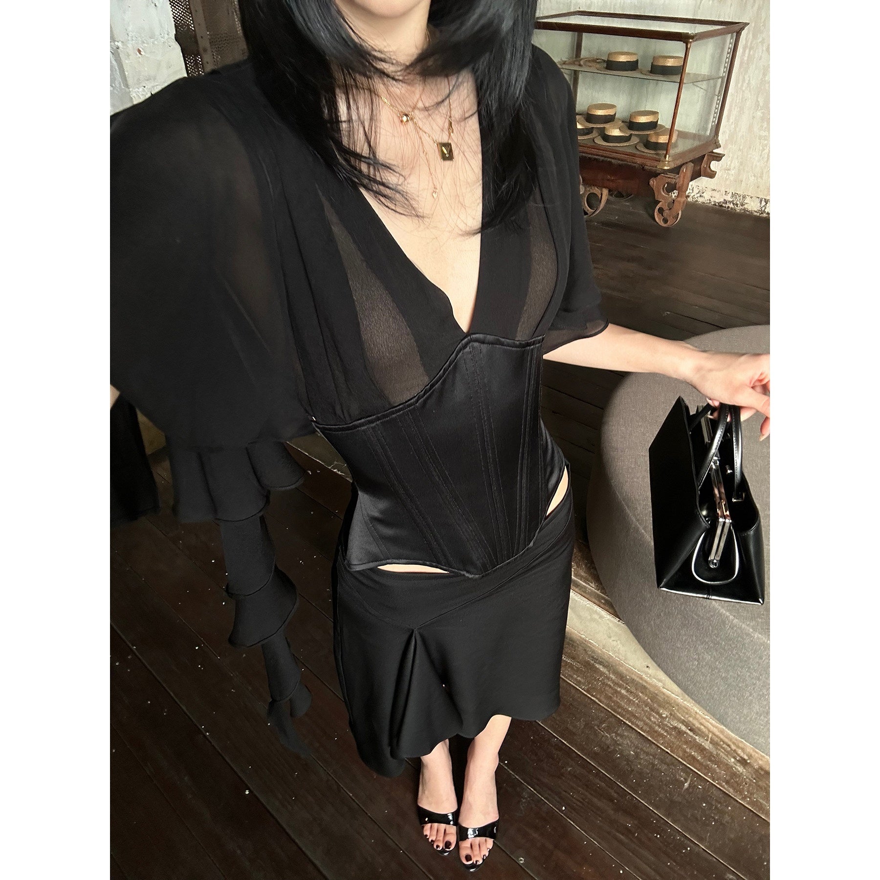 rovente_Elegant_V-neck_Slim_Black_Viscose_Women_Travel_Casual_Shot_Sleeve_T-Shits_MISSTT