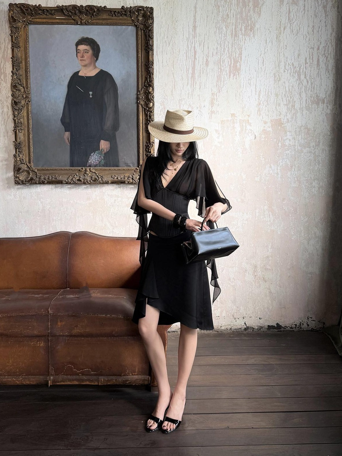 rovente Elegant V-neck Slim Black Viscose Women Travel Casual Shot Sleeve T-Shits