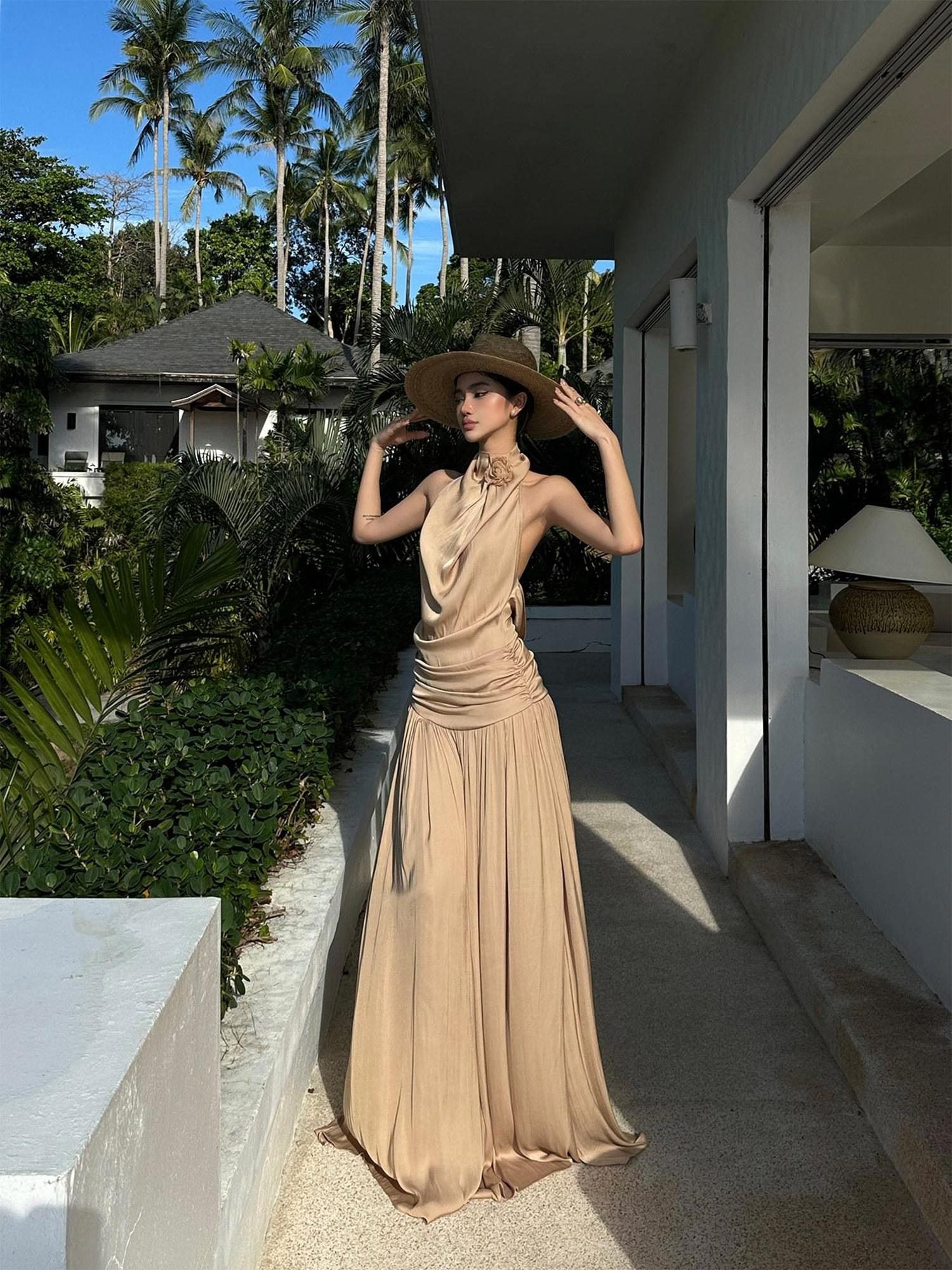 rovente Elegant Halter Neck Slim Fit A Line Solid Polyester Party Travel Maxi Desses