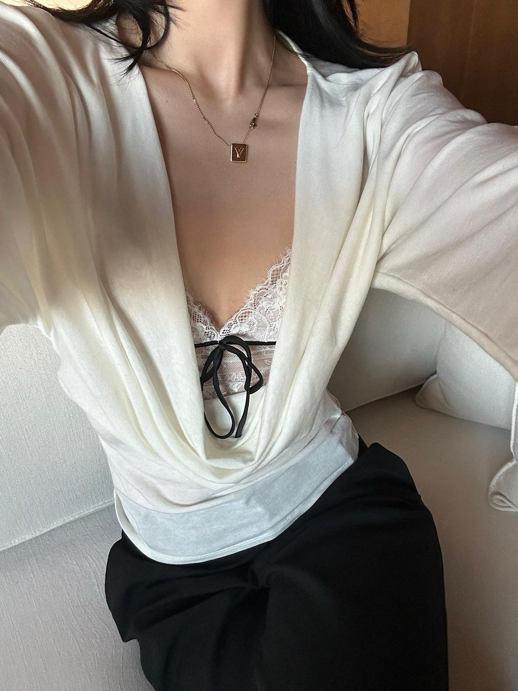 rovente Slim Waist Minimal Lyocell Wool V-neck Black White Long Sleeve T-Shits