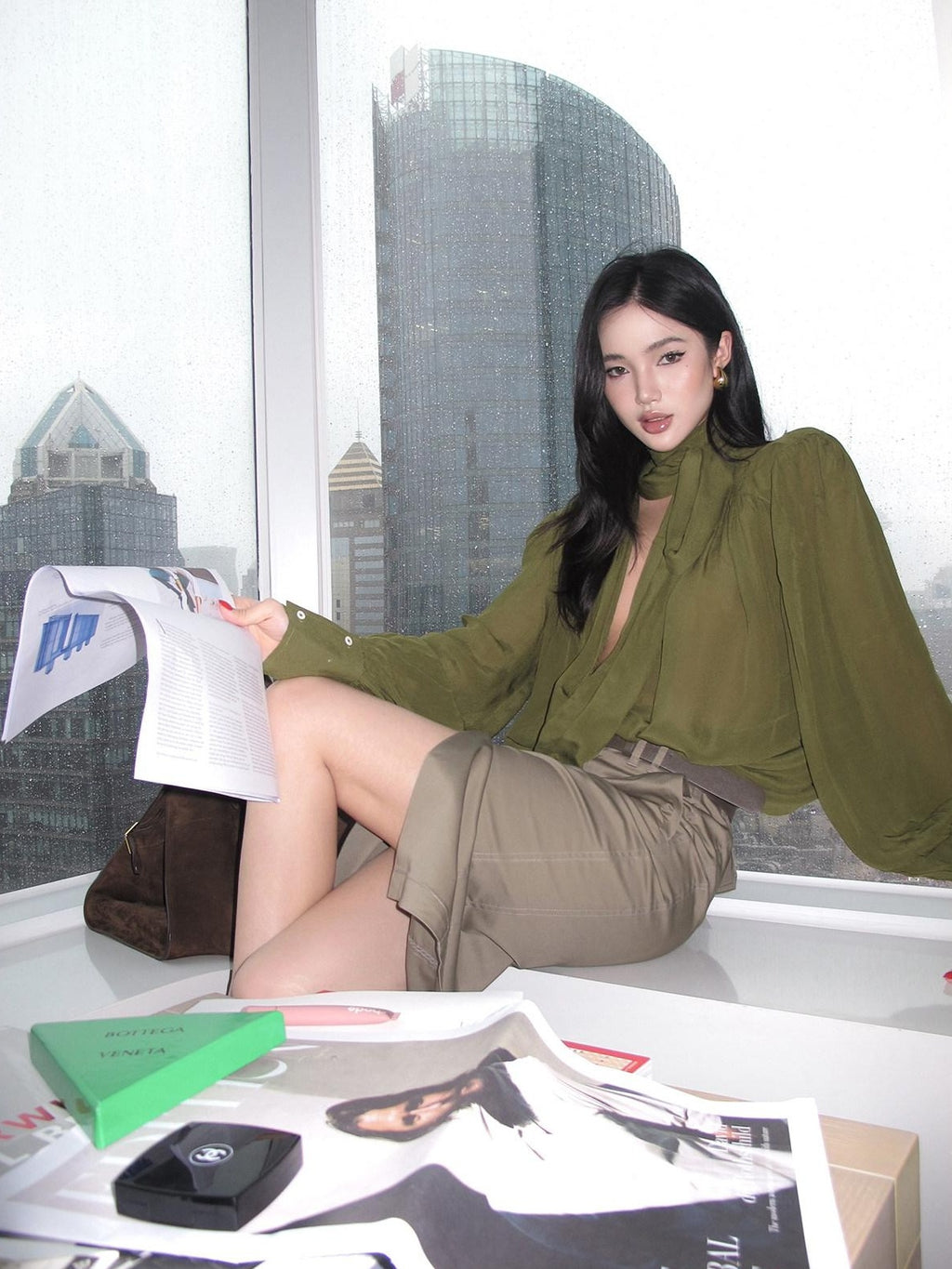 rovente Lightweight Minimal Commuter Loose V-neck Solid Green Pullover Longsleeve Blouses