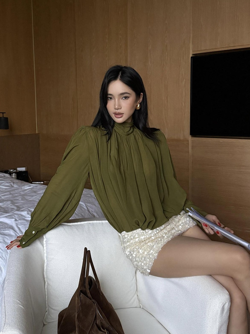 rovente Lightweight Minimal Commuter Loose V-neck Solid Green Pullover Longsleeve Blouses