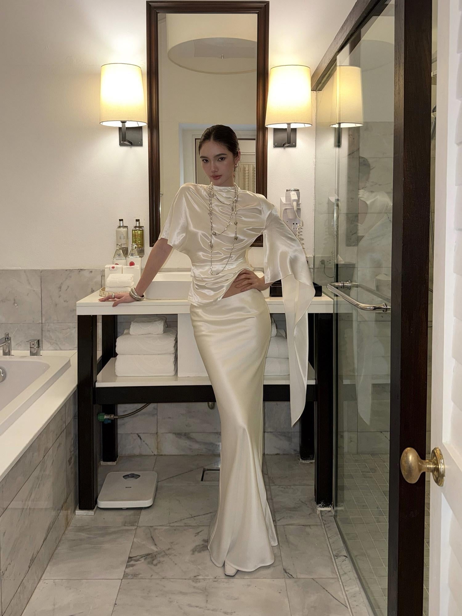 rovente Elegant Slim Woven White Short Sleeve Stand Collar Women Banquet Top & Skit Sets