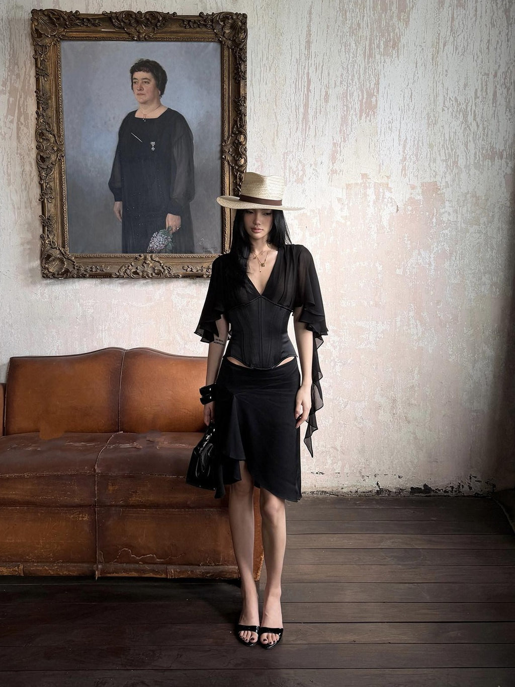 rovente Elegant V-neck Slim Black Viscose Women Travel Casual Shot Sleeve T-Shits