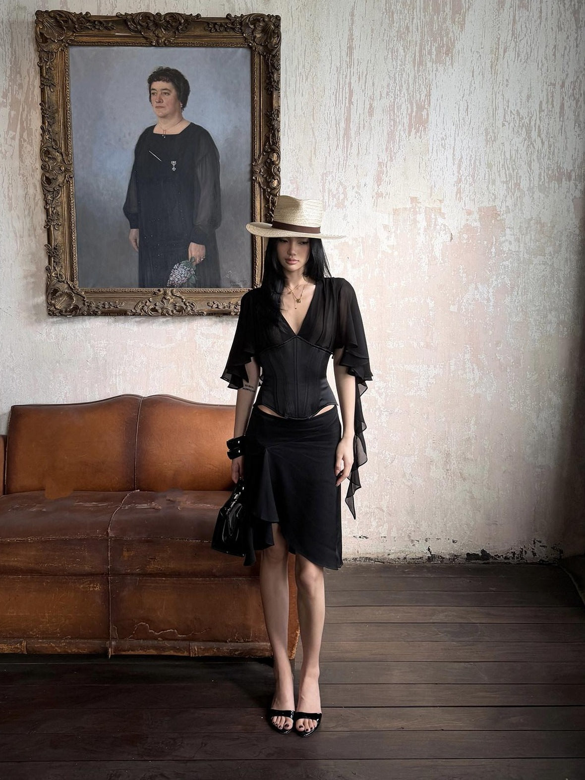 rovente Elegant V-neck Slim Black Viscose Women Travel Casual Shot Sleeve T-Shits