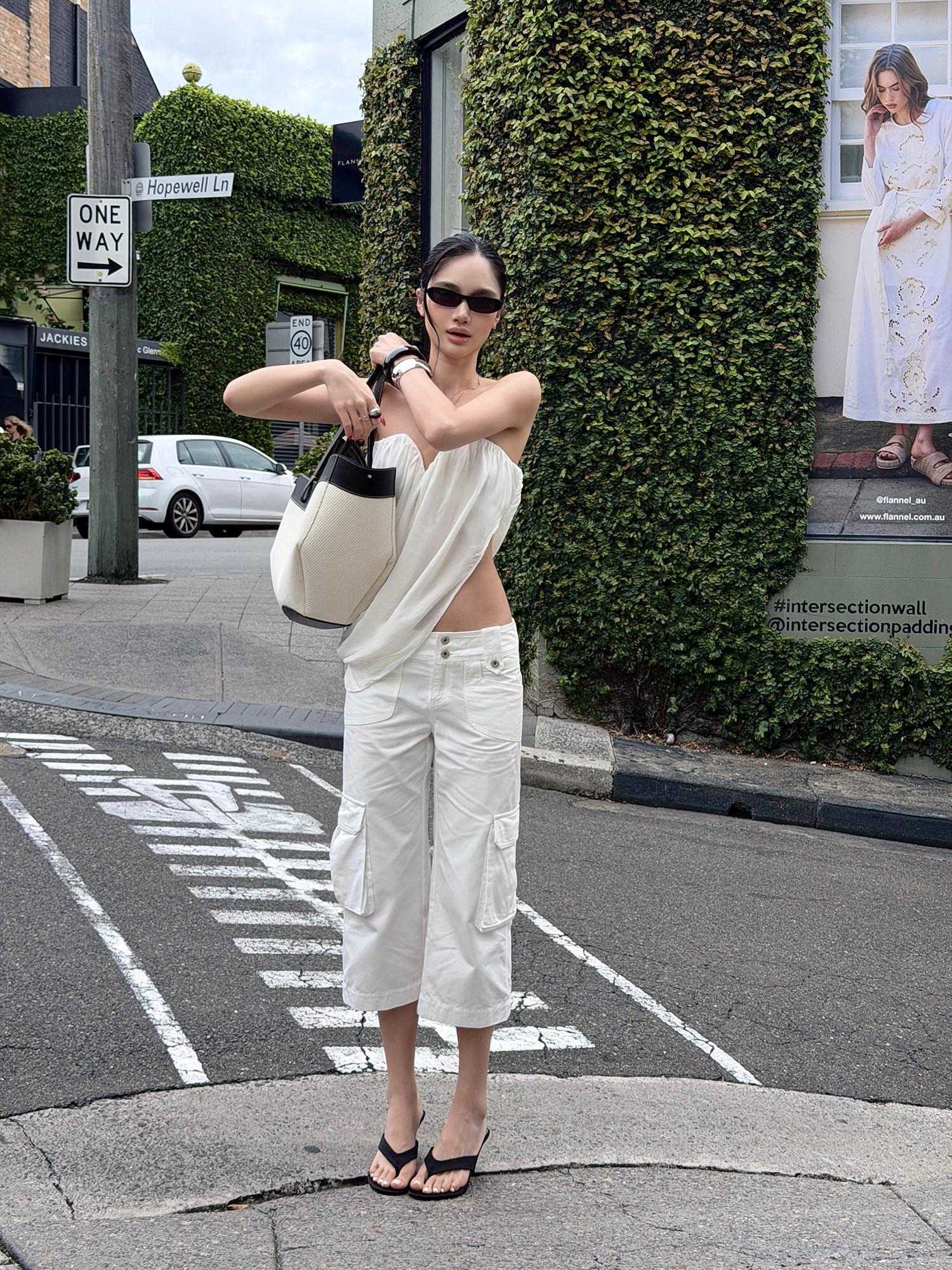 rovente Pure Cotton Minimalist Cargo Pockets Low Waist Women White Mid-Length Shots
