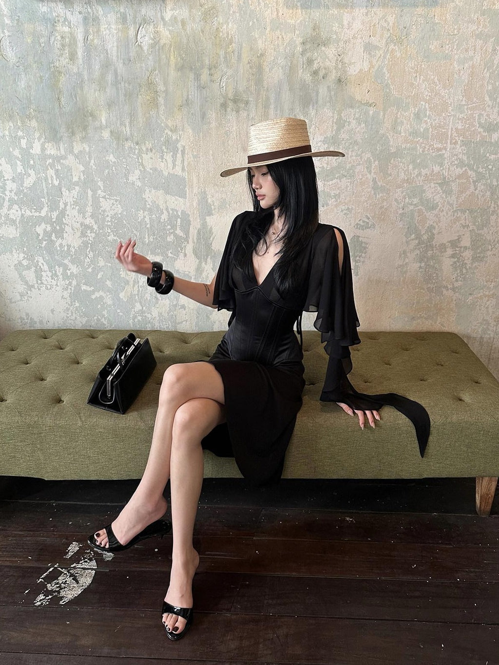 rovente Elegant V-neck Slim Black Viscose Women Travel Casual Shot Sleeve T-Shits