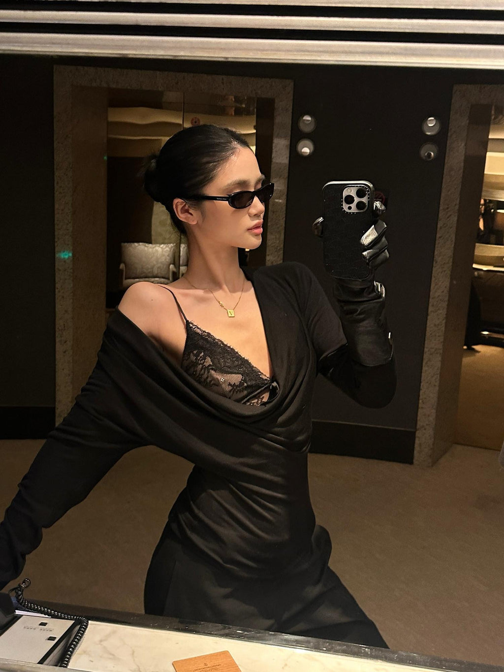 rovente Slim Waist Minimal Lyocell Wool V-neck Black White Long Sleeve T-Shits