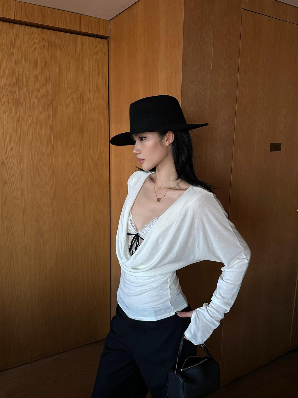 rovente Slim Waist Minimal Lyocell Wool V-neck Black White Long Sleeve T-Shits