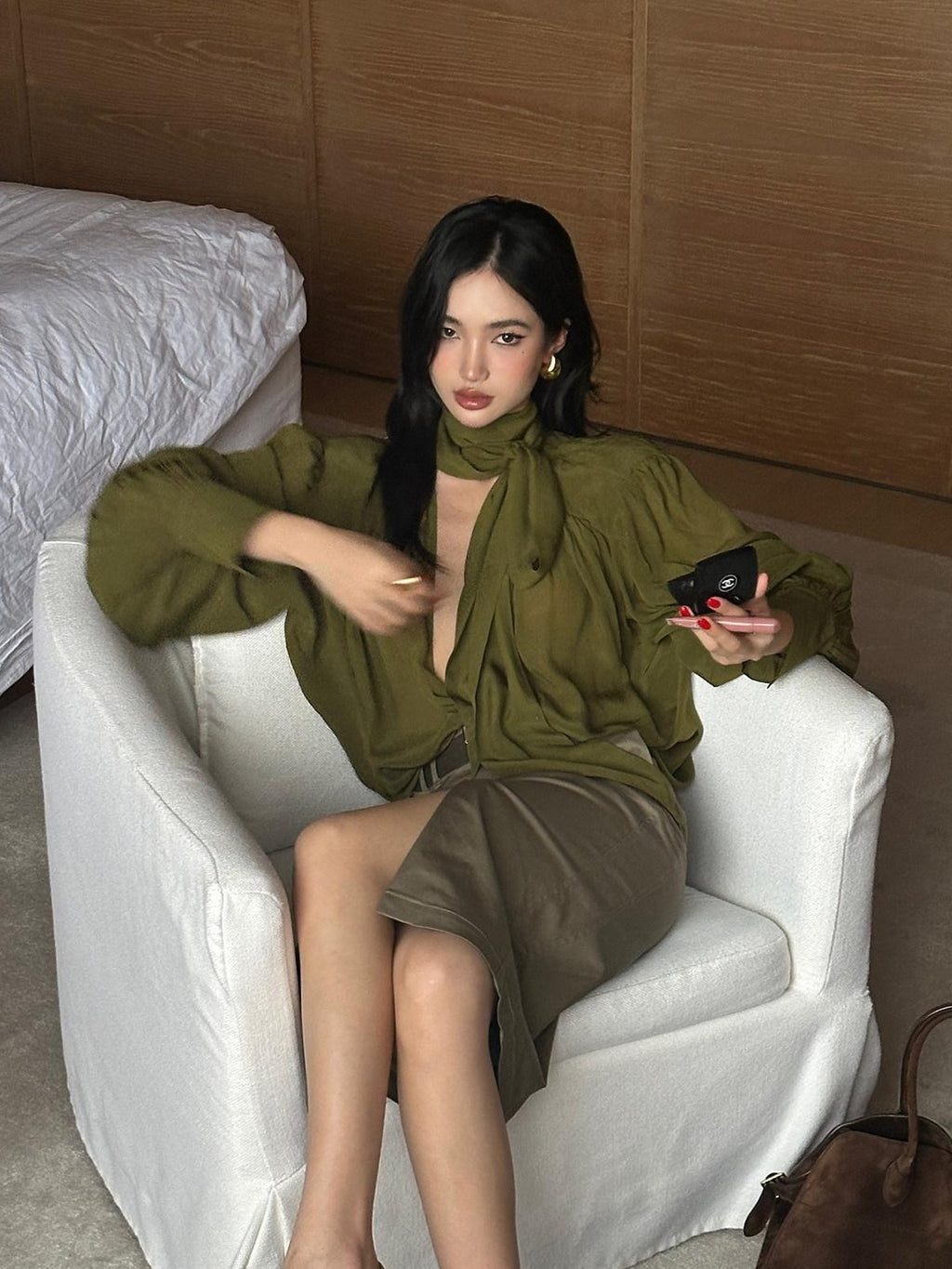 rovente Lightweight Minimal Commuter Loose V-neck Solid Green Pullover Longsleeve Blouses